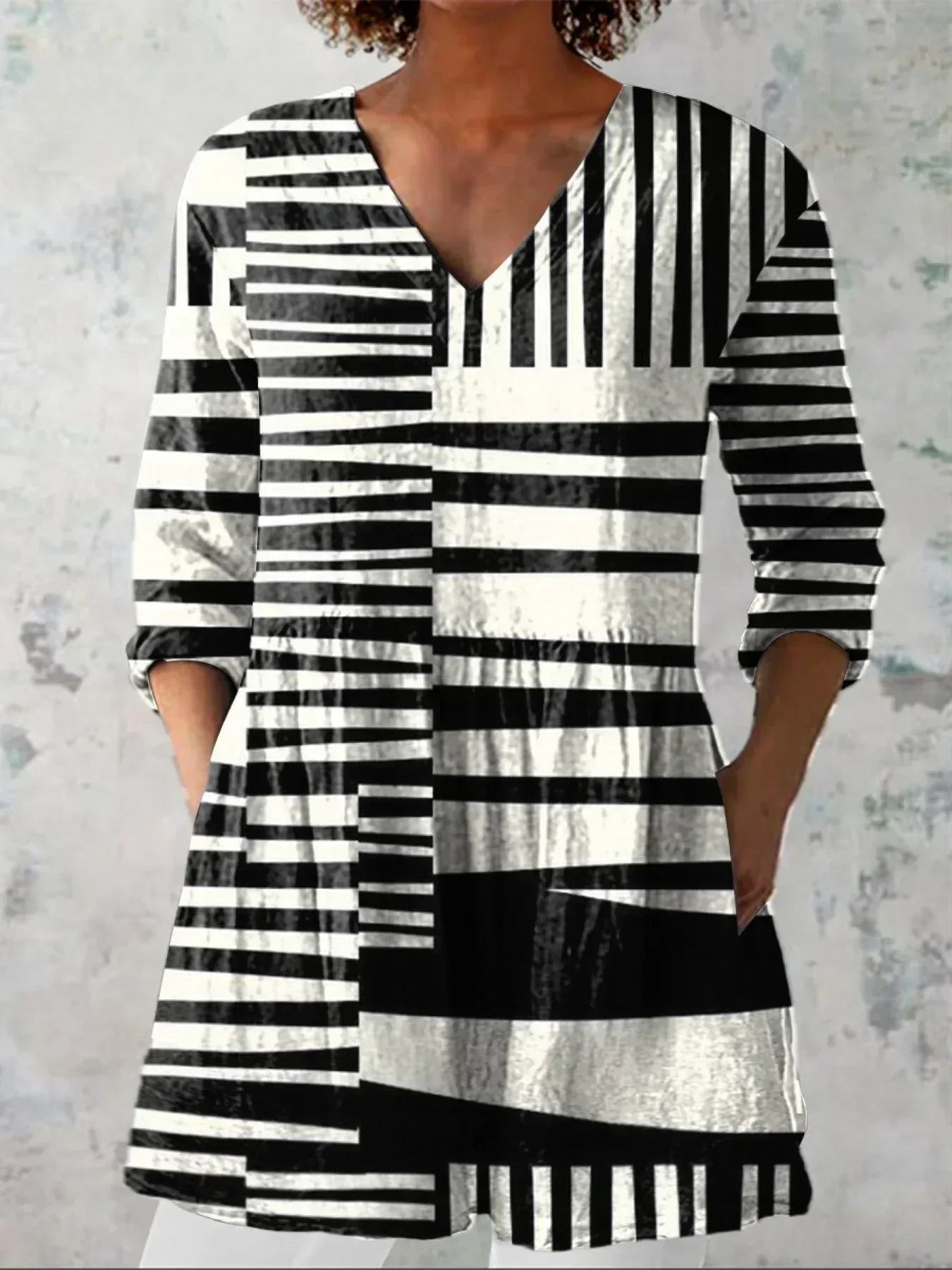 Evelyn | Abstract Stripe V-Neck Shirt
